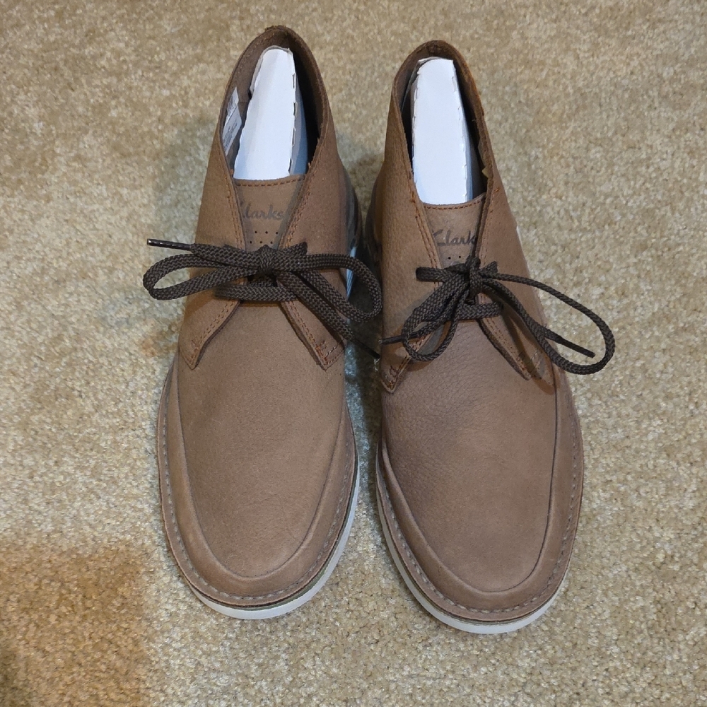 Clarks Men's Tan Chukka Boots - Picture 3 of 5